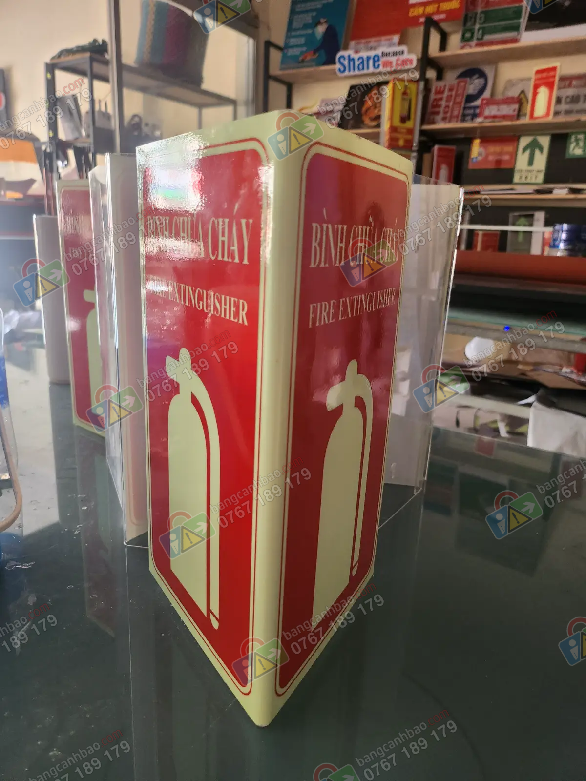 Biển Báo Vị Trí Bình Chữa Cháy Dạ Quang Hộp Tam Giác – Giải Pháp Nhận Diện PCCC Hiệu Quả